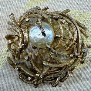 Vintage-Capri Gold Tone Pearl Nest Brooch